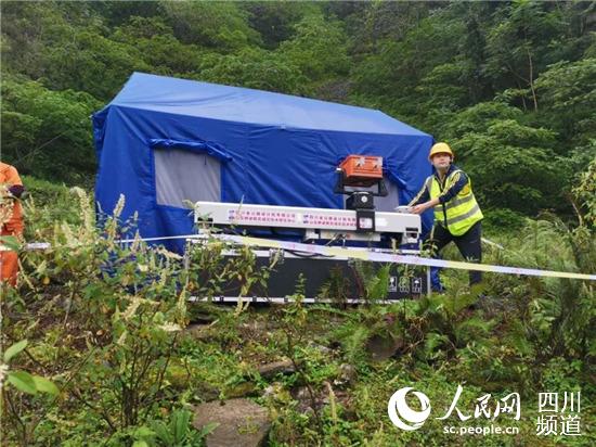 技術(shù)人員安裝邊坡雷達(dá)檢測設(shè)備。四川公路設(shè)計(jì)院供圖