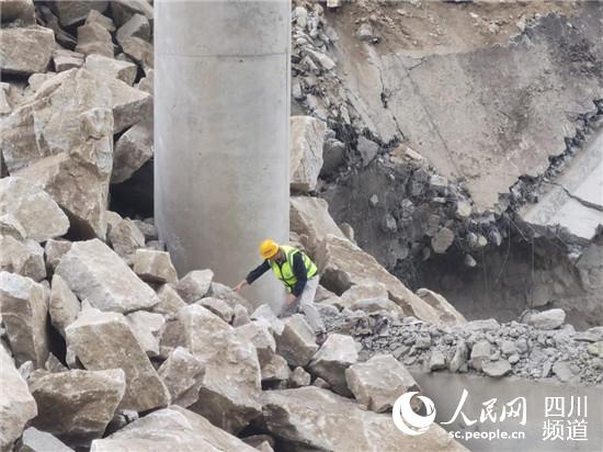 亂石林立、水流湍急，四川公路設(shè)計(jì)院工作人員不懼危險(xiǎn)抵進(jìn)觀察橋墩受損情況。四川公路設(shè)計(jì)院供圖