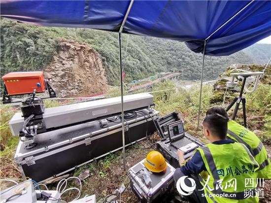 四川公路設(shè)計(jì)院技術(shù)人員查看分析該高危邊坡實(shí)時(shí)變形數(shù)據(jù)。四川公路設(shè)計(jì)院供圖