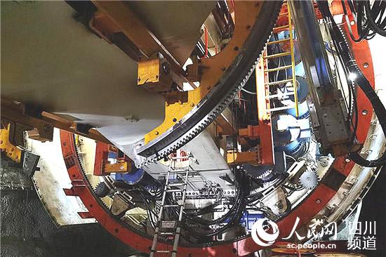 “月城涼山號(hào)”刀盤內(nèi)部。郭瑩 攝