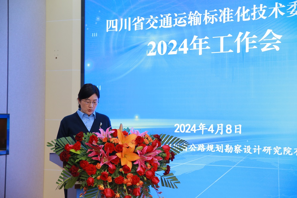 1713237195384093315.jpg 淳琪副處長宣讀文件.jpg