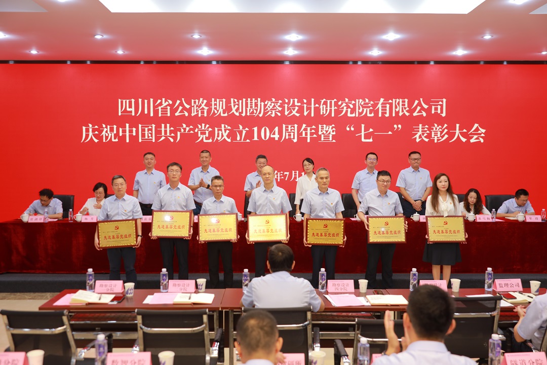 1751525557141004614.jpg 合影3.jpg